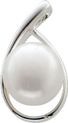 Anhänger aus echtem Silber Sterlingsilber 925/-, rhodiniert und poliert mit einer echten weißen Süßwasserzuchtperle, die Perle ist eingerahmt von einem geschwungenen Bogen. Die Perle ist nicht rund. Seine Maße sind 20x11mm. Der Anhänger ist geeignet für K