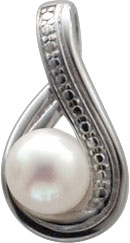 Eleganter Anhänger aus echtem Silber Sterlingsilber 925/- mit einer runden, weissen Süßwasserperle Ø ca.7mm, verziert. Die Perle ist eingebettet in einen geschwungenen Bogen. Die Maße des Anhängers sind ca. 19×10 mm. Er ist geeignet für Ketten bis zu eine